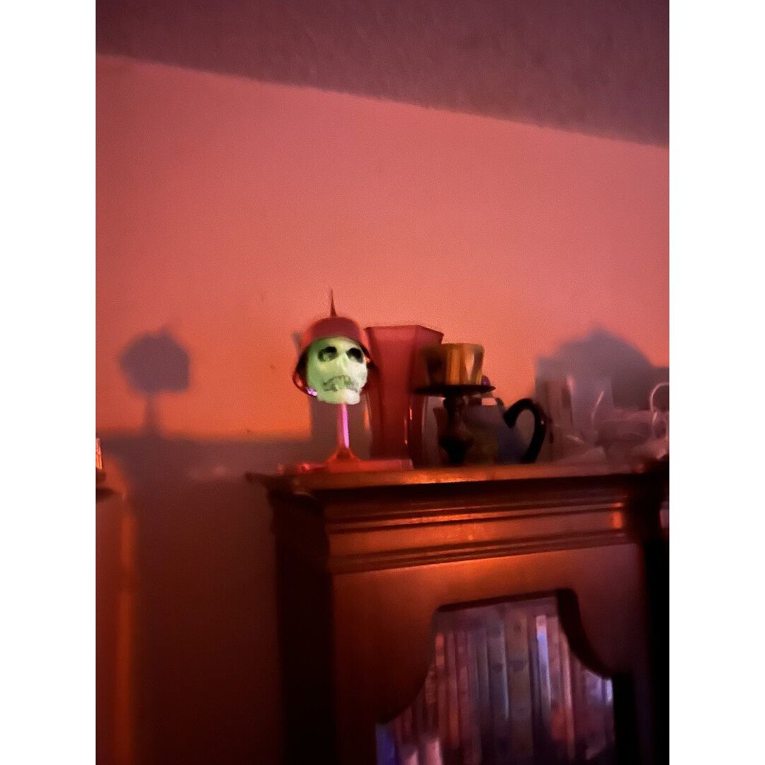 1/4 GHOST RED BARON GLOW - Atlantis - ModelCars.com