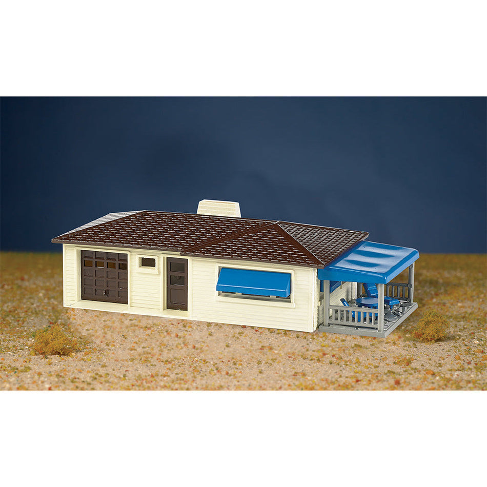 Bachmann Ranch House - Cream & Brown (HO Scale)