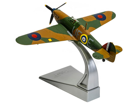 Model airplane AA27609-55__83147 on stand
