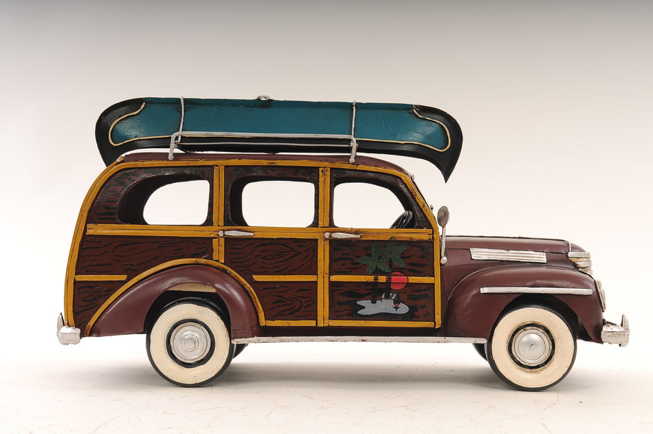 1947 Chevrolet Suburban W/Canoe 1:14