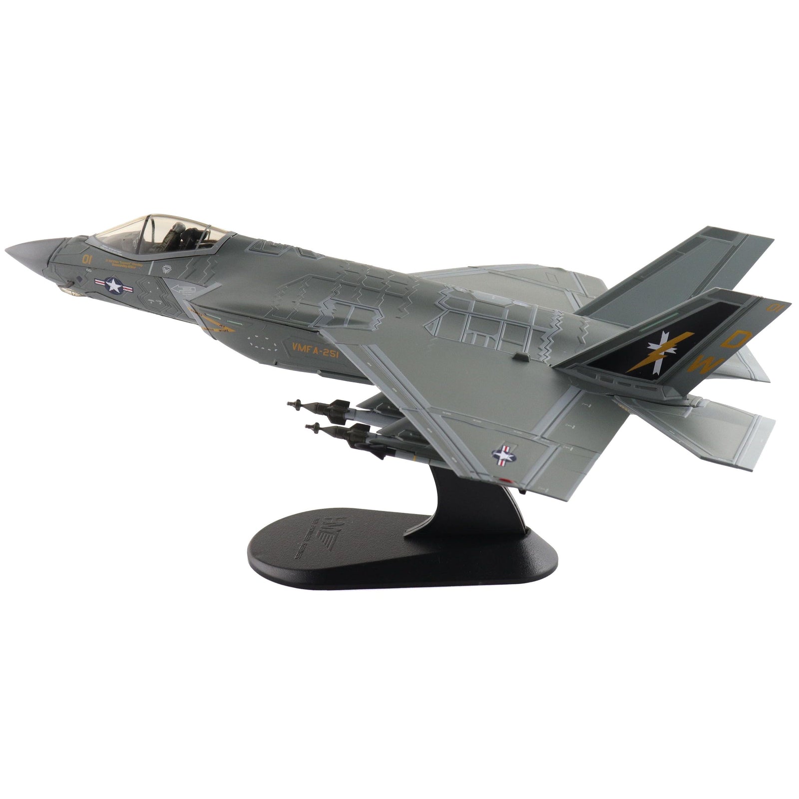 HA6211-66__79032 F-35 fighter jet model on display