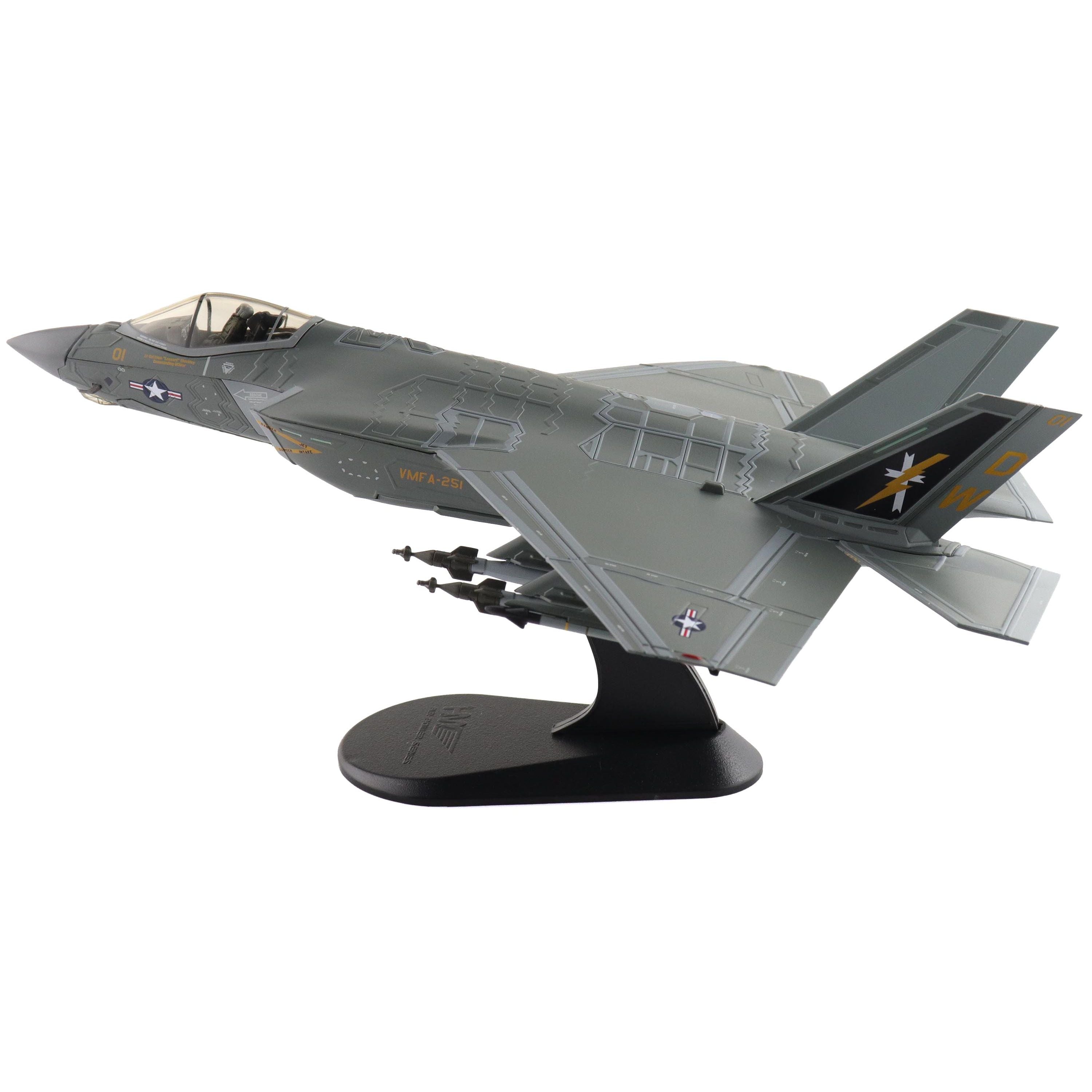 HA6211-66__79032 F-35 fighter jet model on display