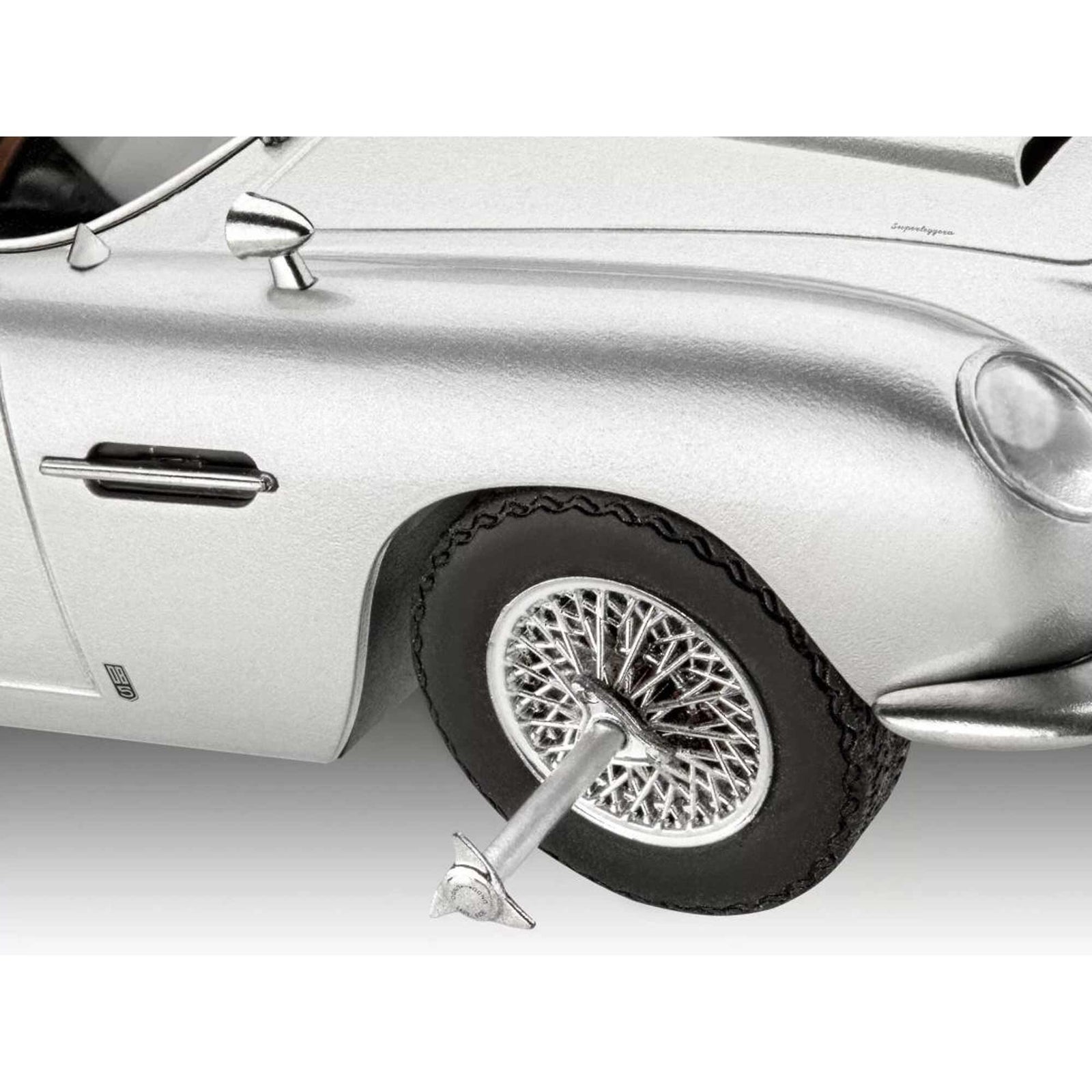 Silver classic car wheel with RMX145549090_A3_H9EAUN3K detail