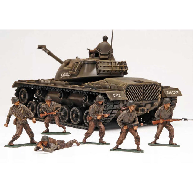 Model tank with soldiers, RMX857853_A0_UR4N13LQ