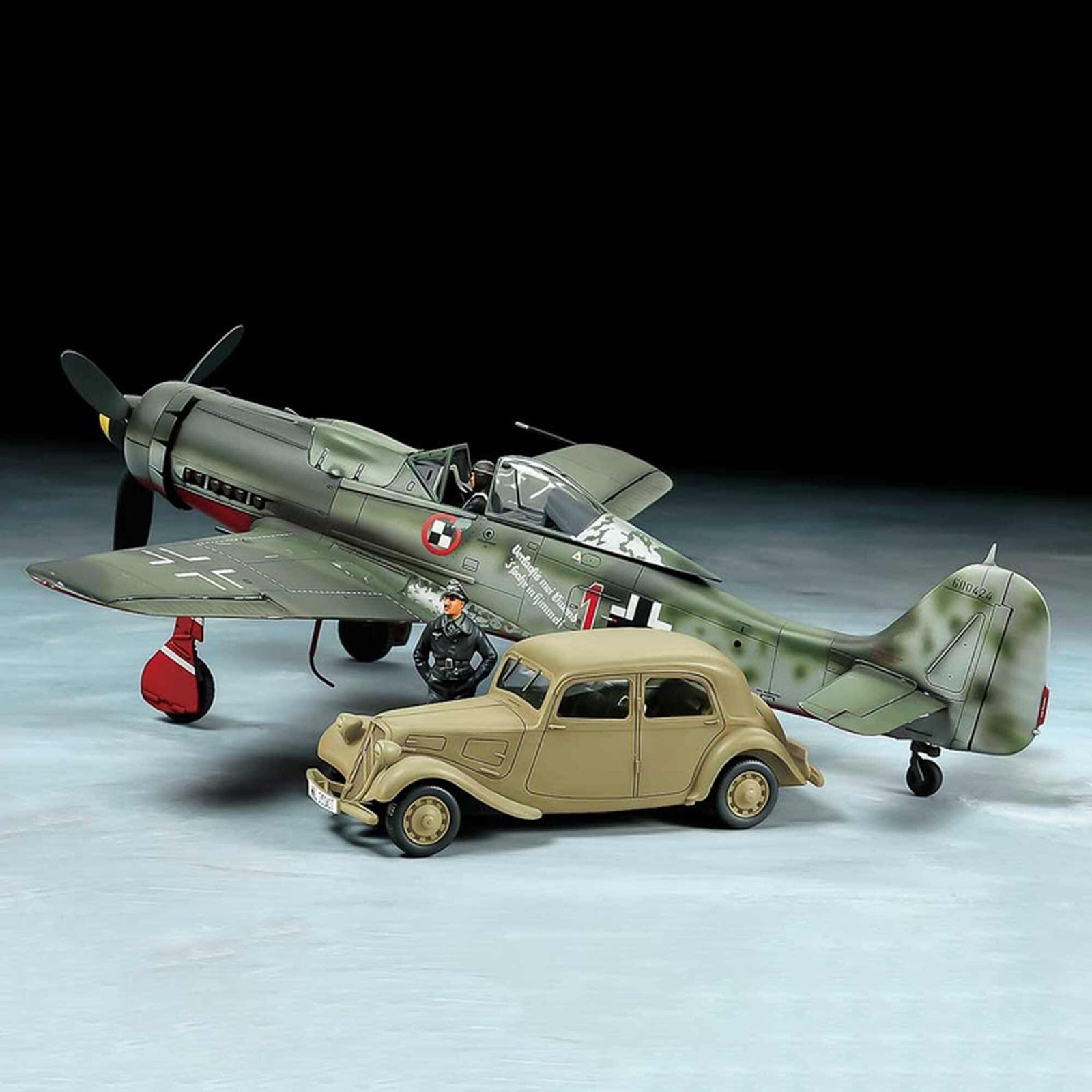 TAM25213 Fw 190 A-0 model with car