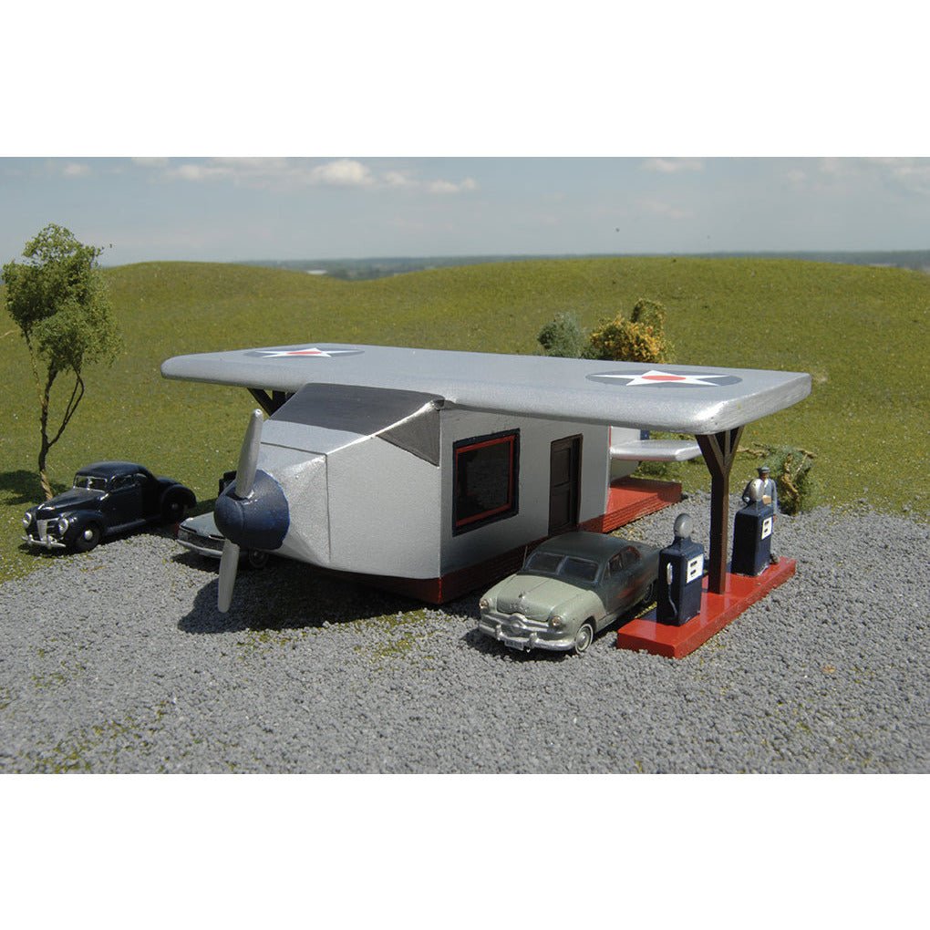 Bachmann Airplane Gas Station - Roadside U.S.A® Building - Bachmann - ModelCars.com