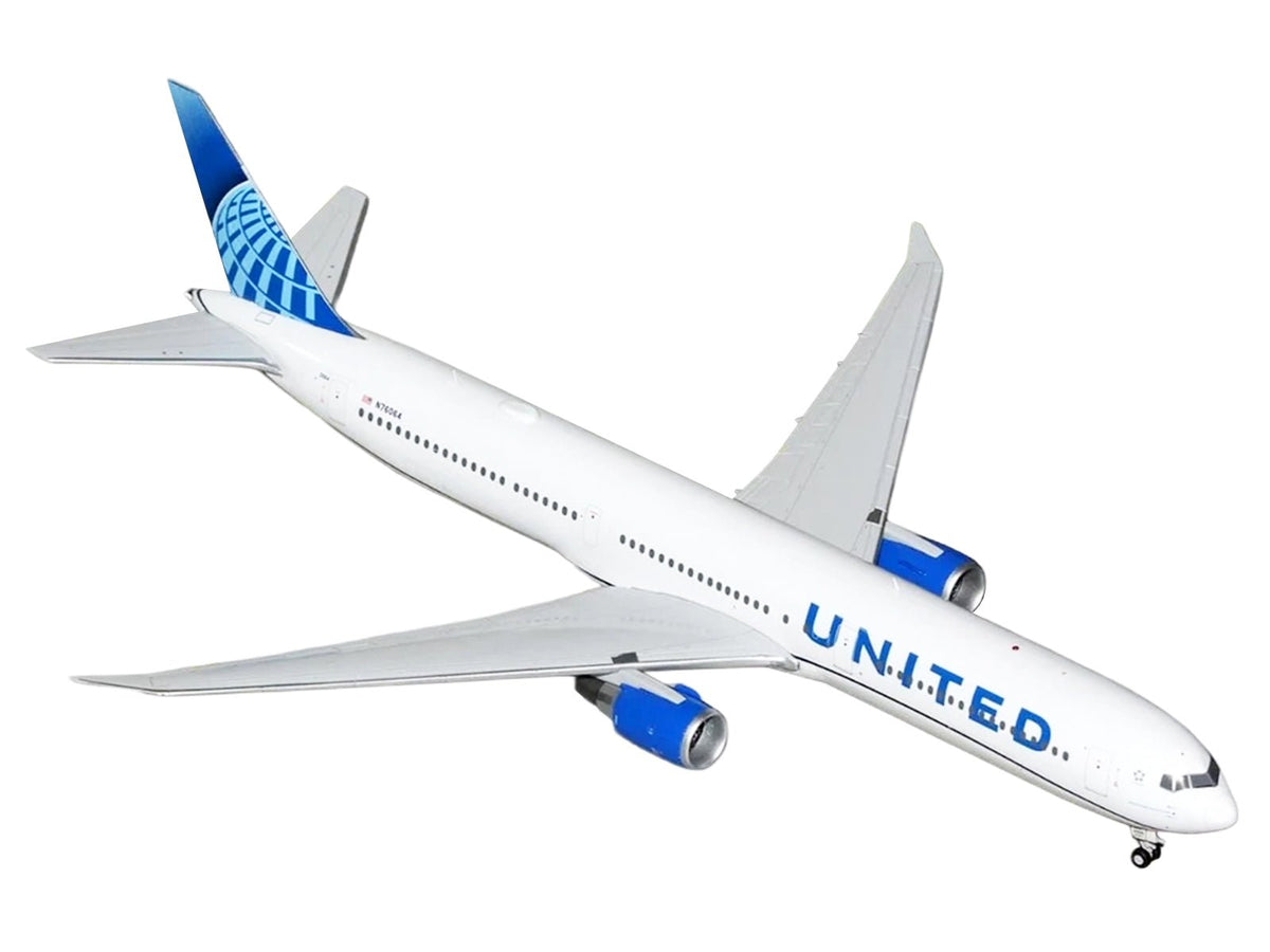 Boeing 767-400 Commercial Aircraft "United Airlines" (N76064) White with Blue Tail Graphics "Gemini 200" Series 1/200 Diecast Model Airplane by GeminiJets-GeminiJets-ModelCars.com