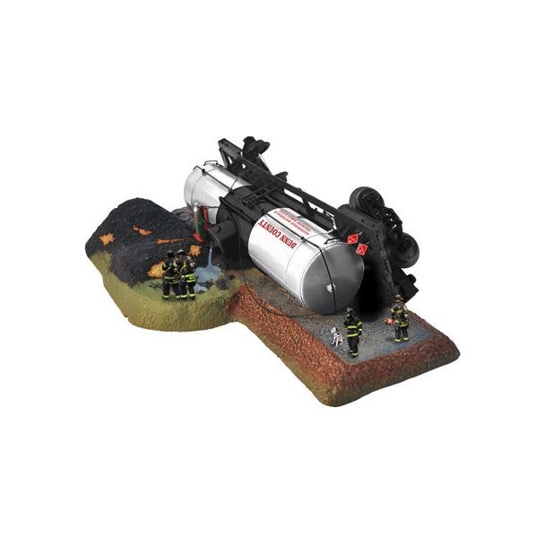 FIREFIGHTER TANK ACCIDENT - Lionel - ModelCars.com