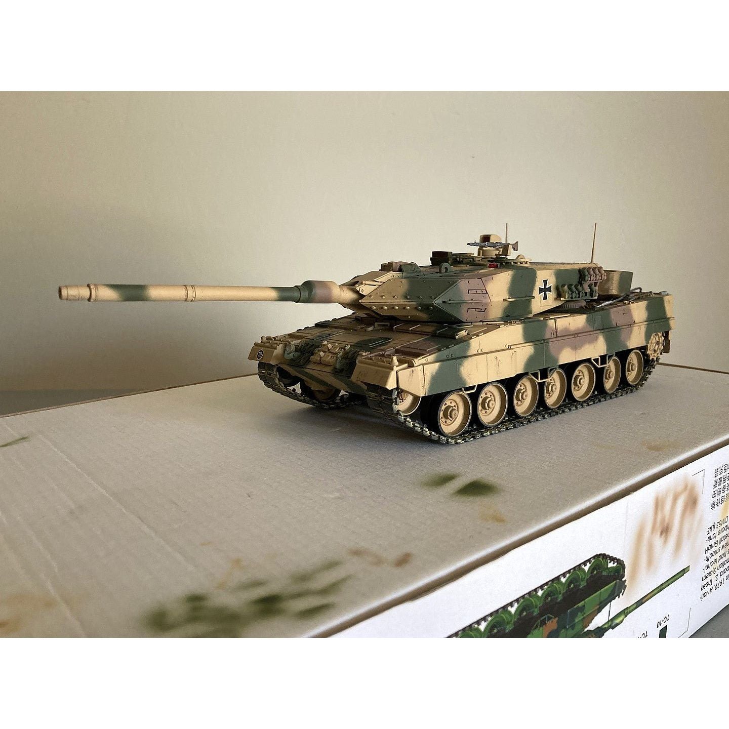 Hobby Boss 1/35 German Leopard 2 A4 tank 82401 - Heartland - ModelCars.com
