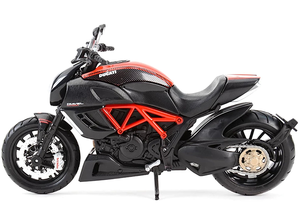 Ducati Diavel Red and Carbon 1/12 Diecast Motorcycle Model by Maisto - view 3