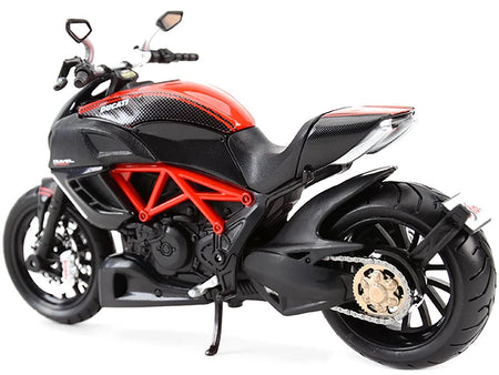 Ducati Diavel Red and Carbon 1/12 Diecast Motorcycle Model by Maisto - view 2