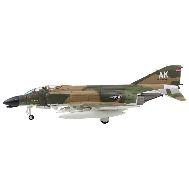 McDonnell Douglas F - 4C Phantom II Fighter - Bomber Aircraft "389th Tactical Fighter Squadron The Gunfighters" (1967) United States Air Force "Air Power Series" 1/72 Diecast Model by Hobby Master - Hobby Master - ModelCars.com