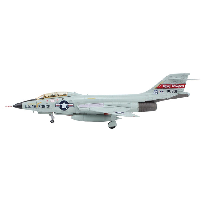 McDonnell RF - 101B Voodoo Fighter Aircraft "The Happy Hooligans" (1975) United States Air Force "Air Power Series" 1/72 Diecast Model by Hobby Master - Hobby Master - ModelCars.com