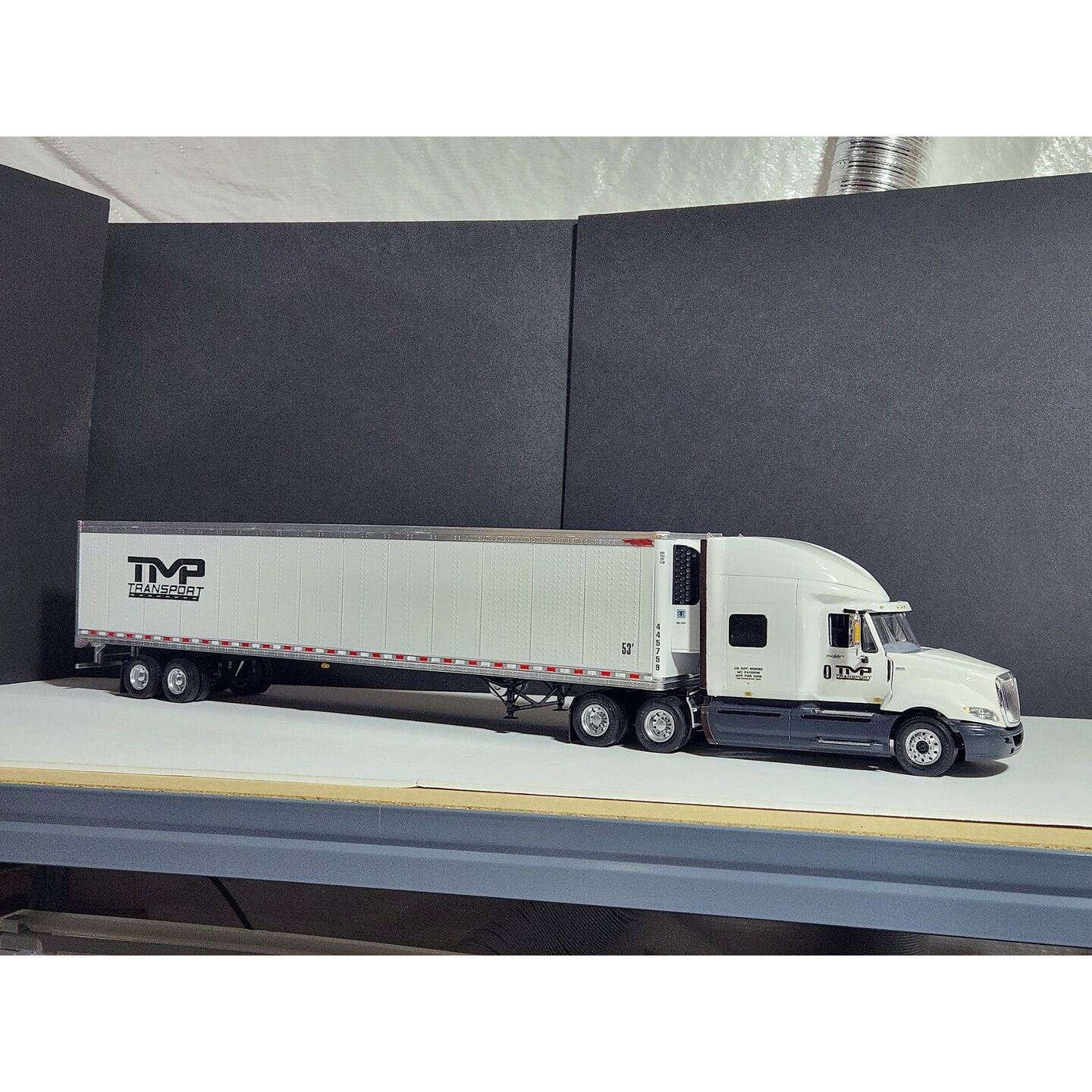 Moebius 1303 53' Smoothside Trailer 1/25 scale - Moebius - ModelCars.com