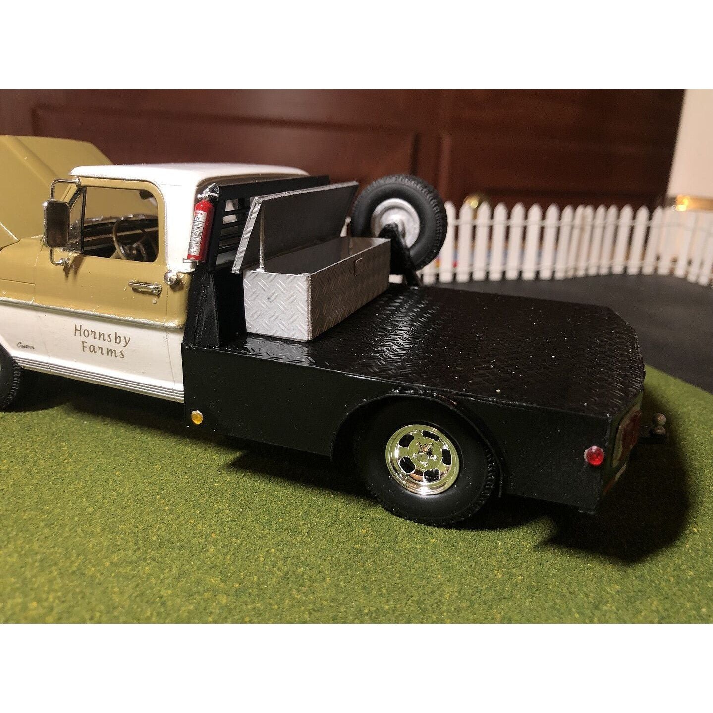 Moebius 1968 Ford F - 250 Custom Cab Pickup 1/25 Scale Model Kit - Moebius - ModelCars.com