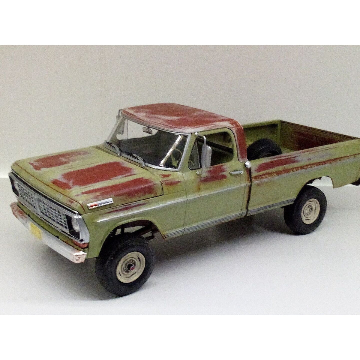 Moebius 1970 Ford F-100 Custom Cab 4x4 1/25 Scale Model Kit-Moebius-ModelCars.com