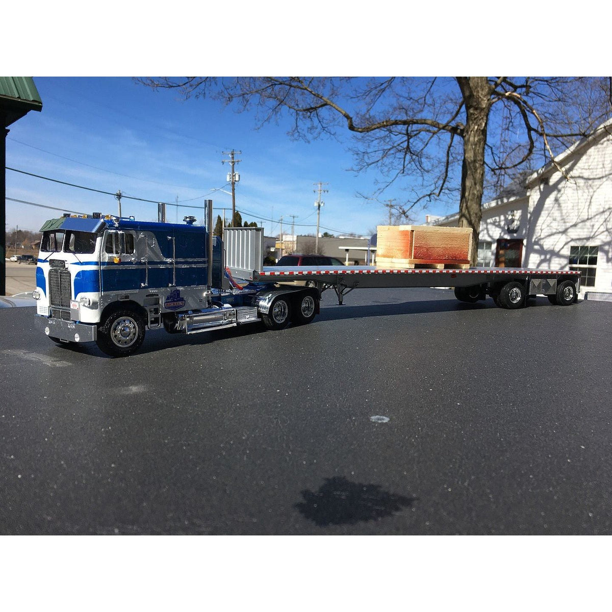 Moebius 48' Flatbed Trailer w/Cambered Deck 1/25 Scale Model Kit-Moebius-ModelCars.com