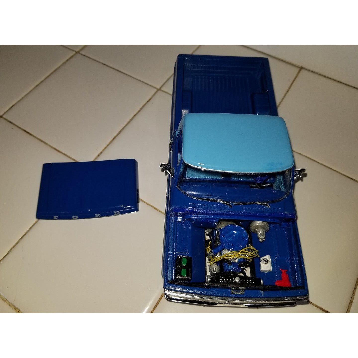 Moebius Model 1/25 1972 Ford Sport Custom Model Kit - Moebius - ModelCars.com