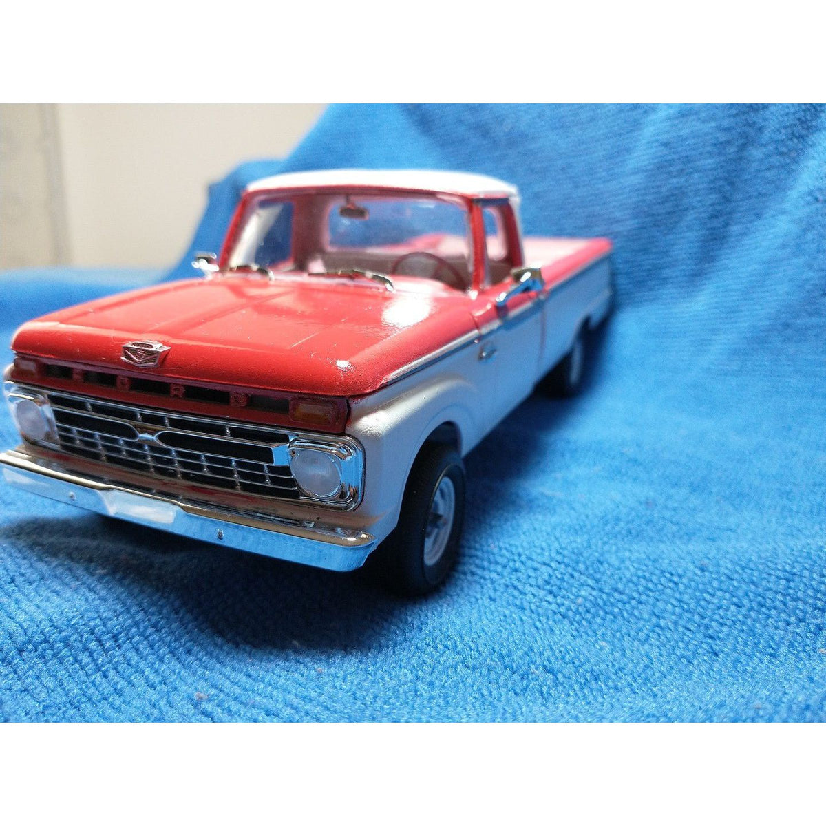 Moebius Model 1/25 Scale 1966 Ford F100 Custom Cab 4x4 - Moebius - ModelCars.com