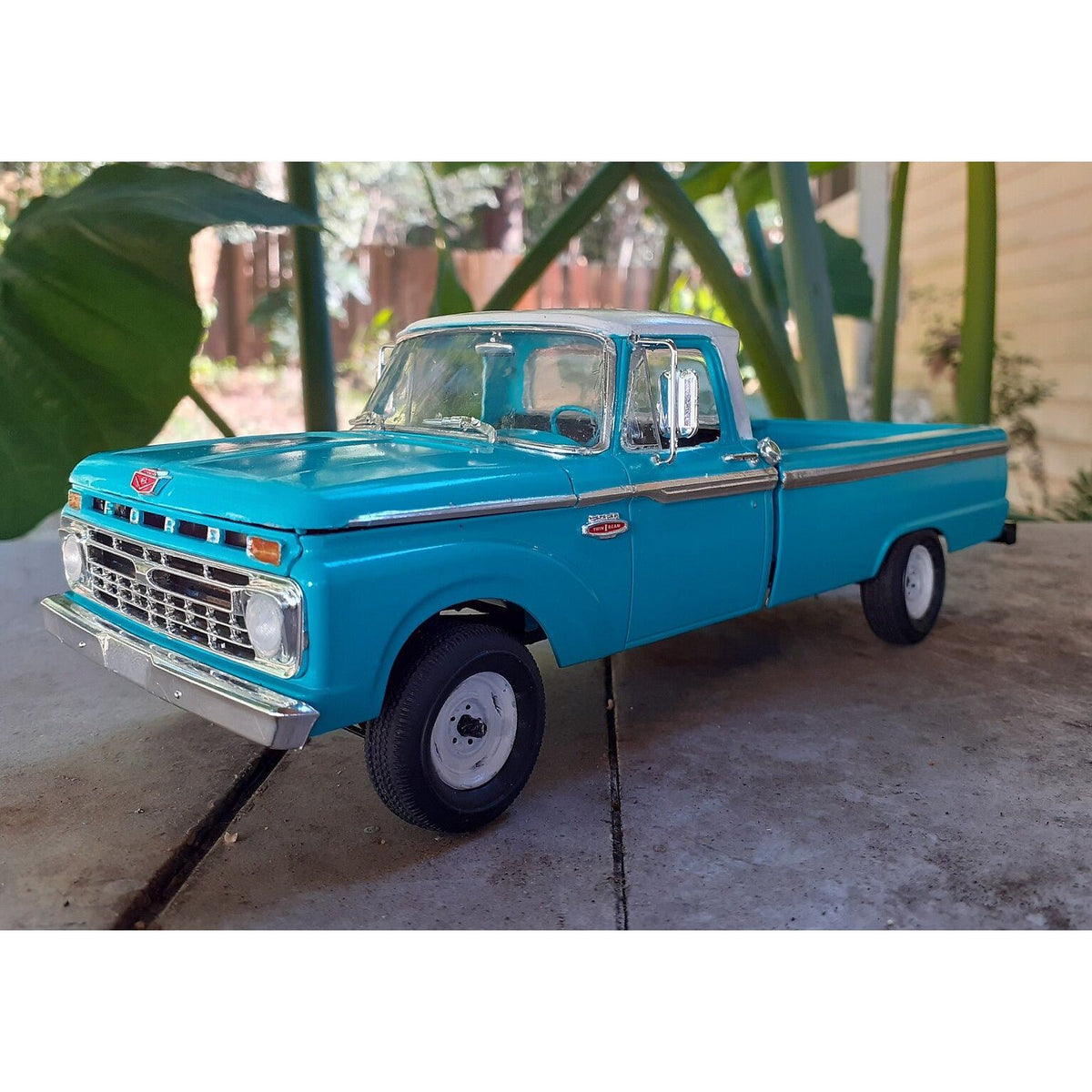 Moebius Model 1/25 Scale 1966 Ford F100 Custom Cab 4x4 - Moebius - ModelCars.com