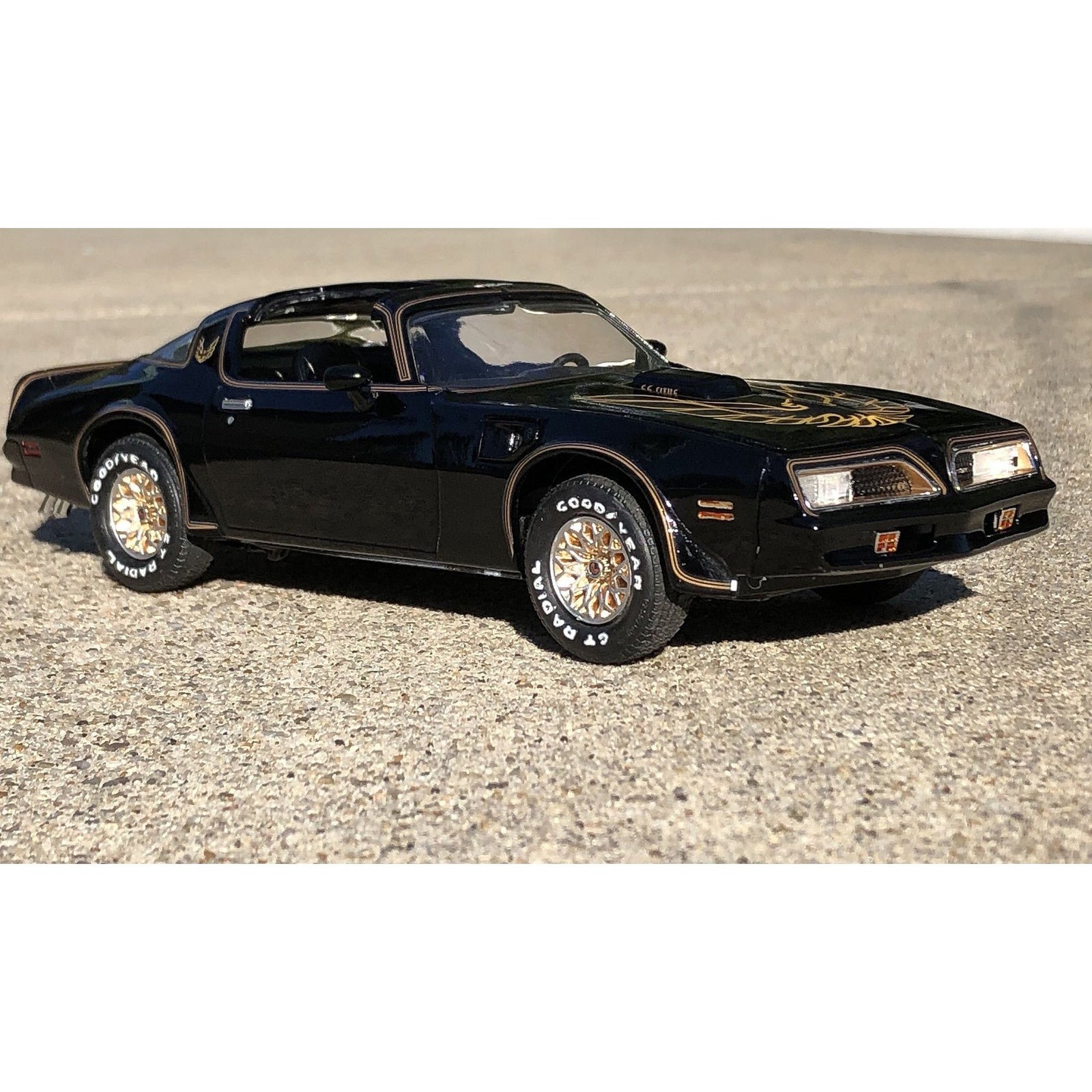 Revell Germany 1/25 Smokey/Bandit 1977 Pontiac Firebird - Revell - ModelCars.com