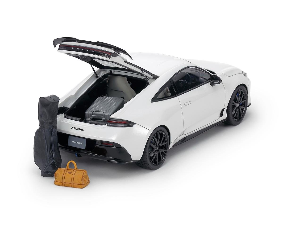 White sports car with golf bag and luggage (tam24373_2)