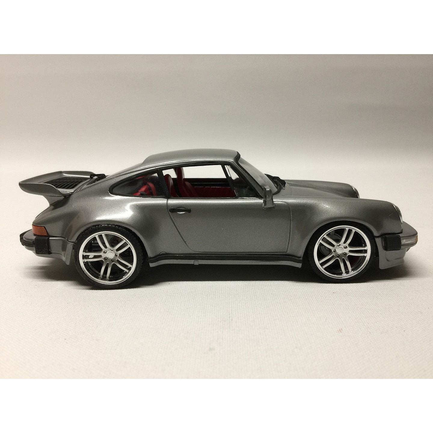 Tamiya 1/24 Porsche 911 Turbo 1988 - Tamiya - ModelCars.com