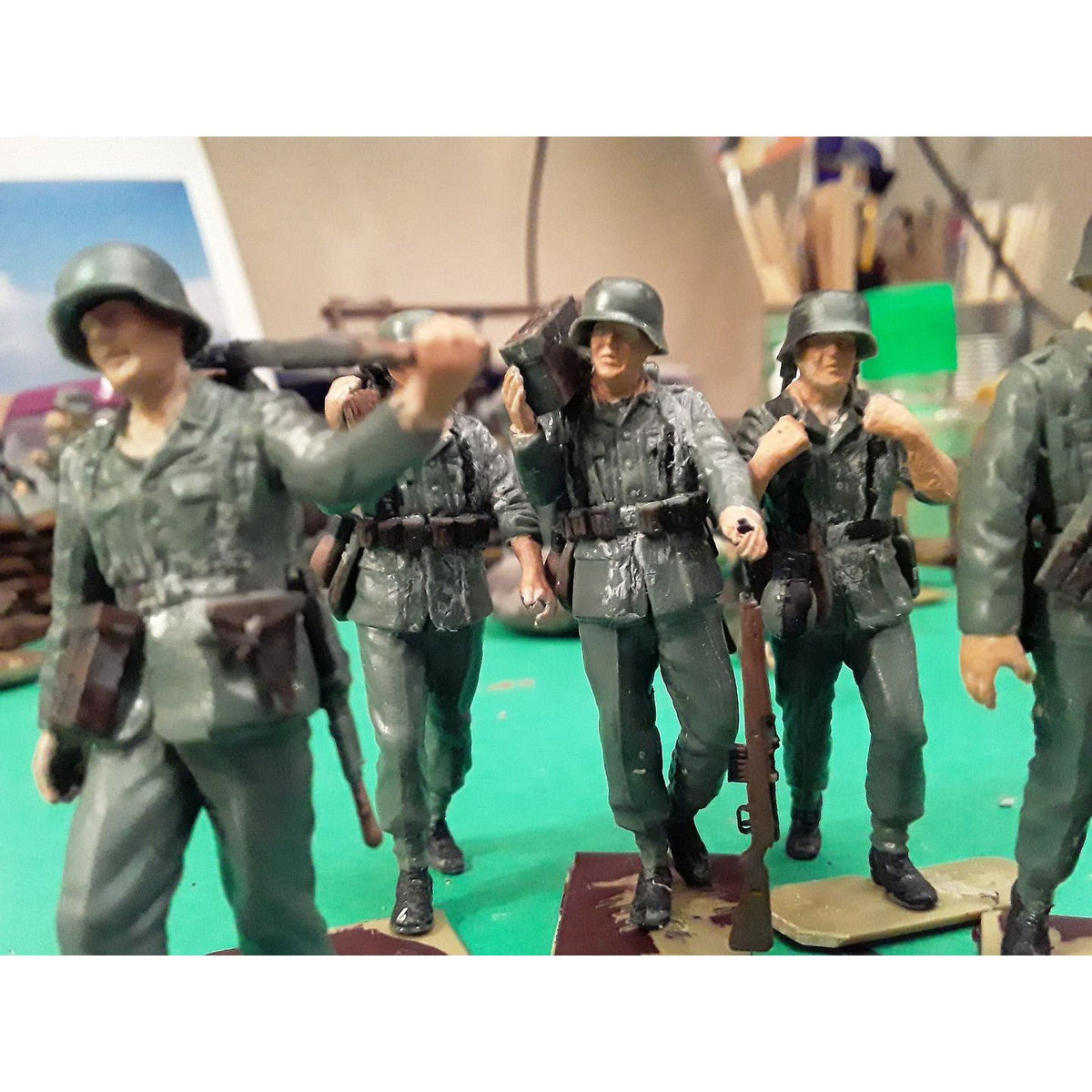 Tamiya 1/35 German Machine Gun Crew - Tamiya - ModelCars.com