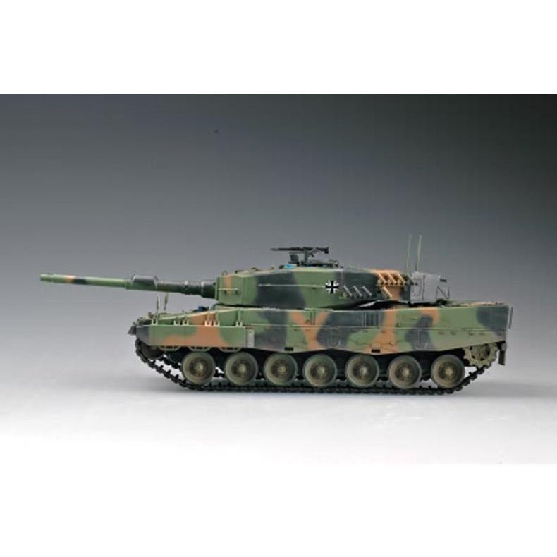 Hobby Boss 1/35 German Leopard 2 A4 tank 82401-Hobby Boss-ModelCars.com