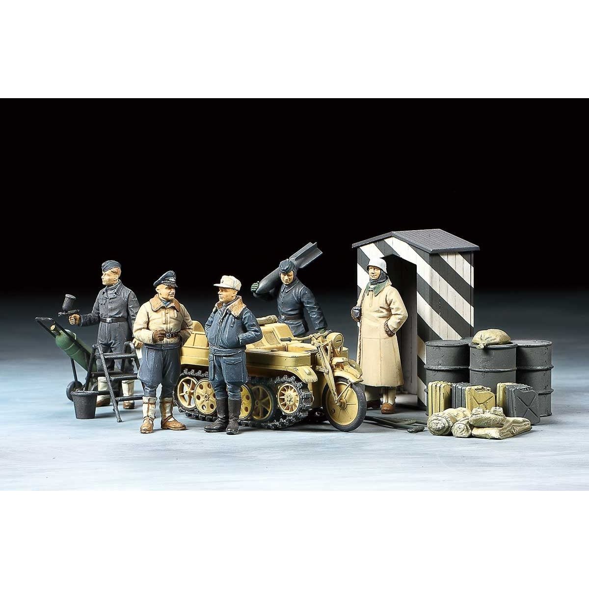 Tamiya 1/48 Luftwaffe Crew (Winter)-Tamiya-ModelCars.com